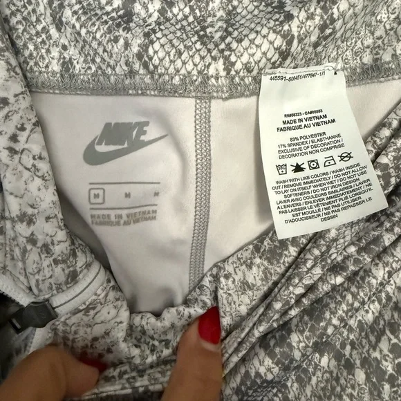 Nike Women's Snake Print Leggings - White and Gray - Picture 6 of 7